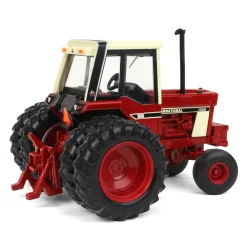 IH International Harvester 1086 med tvillinghjul traktor 1/32 Ertl (Britains)