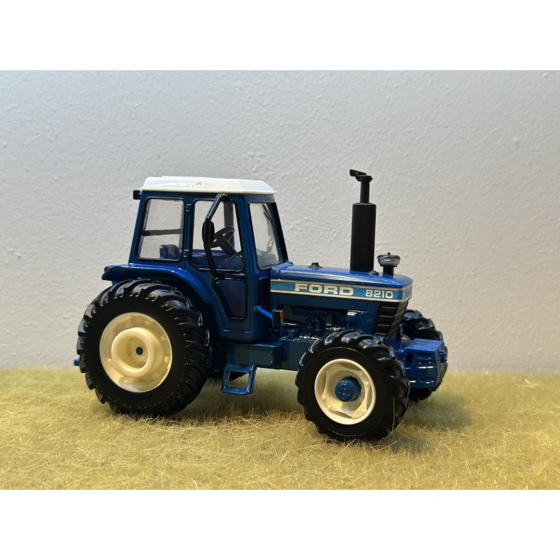 Ford 8210 klubmodel Modeltraktorklubbens efterrstrf 2025 limited 50 stk 1/32
