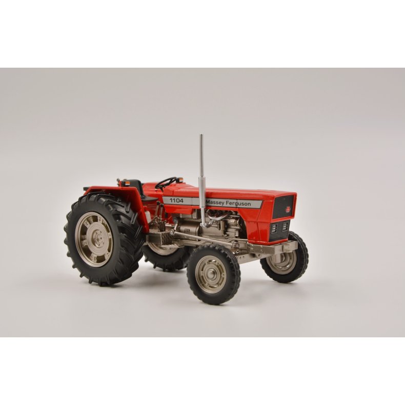 Massey Ferguson 1104 traktor 1/32 VKA