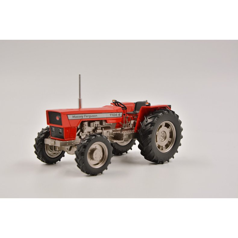 Massey Ferguson 1104-4 traktor 1/32 VKA