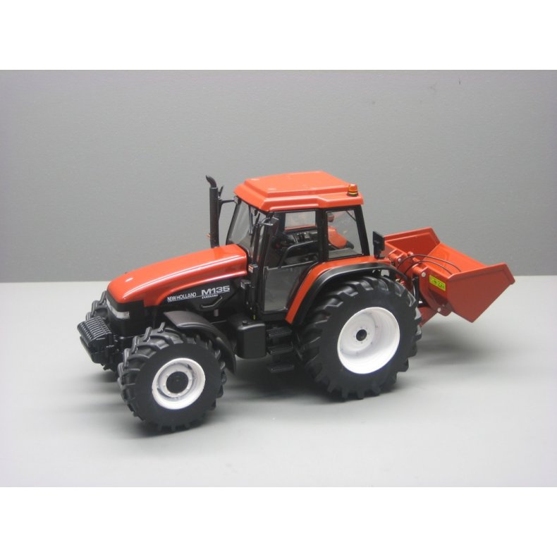 New Holland M135 med bagskovl traktor 1/32 Replicagri