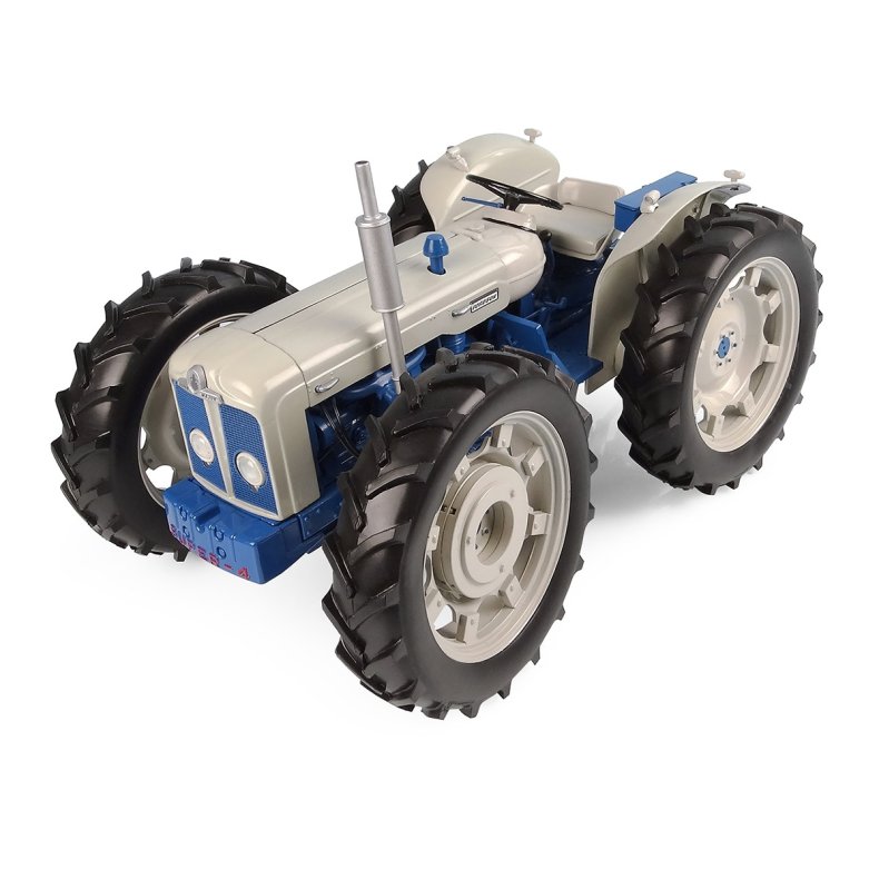 County super 4 traktor 1/16 UH Universal Hobbies